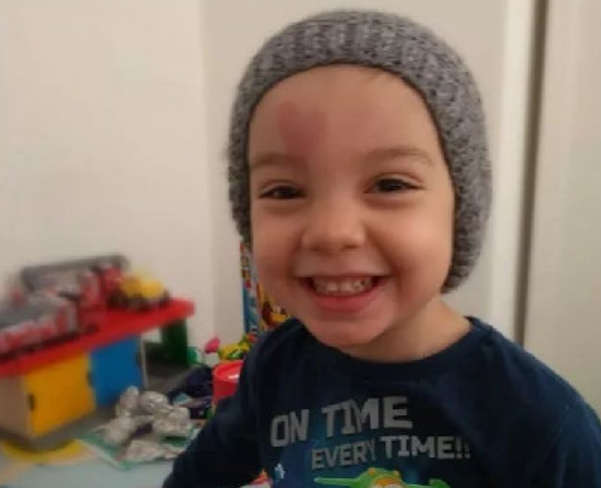 一杯纯色的红酒 一脸鲜红的吻痕，一杯纯色的红酒英语（小男孩被“爱神”附体图片）