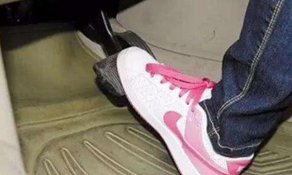 自动挡汽车如何正确停车，自动挡汽车如何正确停车视频（自动挡停车的正确步骤到底是什么）