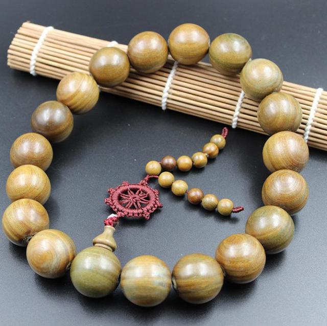 黄花梨木和绿檀木哪个好，黄花梨木和绿檀木哪个好些（绿檀手串为何有这么多人喜欢）