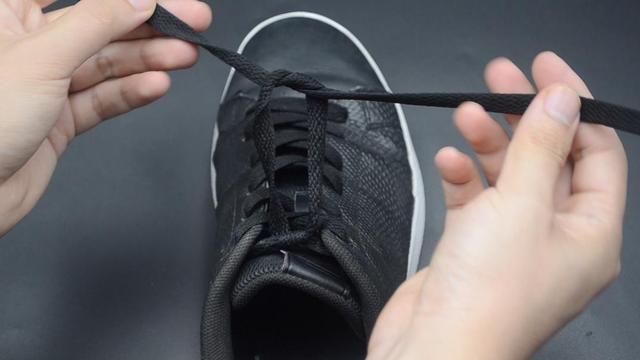 怎么系蝴蝶结，怎么打蝴蝶结简单方法（教你一招双蝴蝶结鞋带系法）