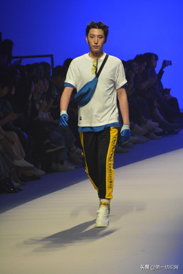 a21是以纯吗，a21 以纯（以纯线上品牌A21登陆春季广东时装周）