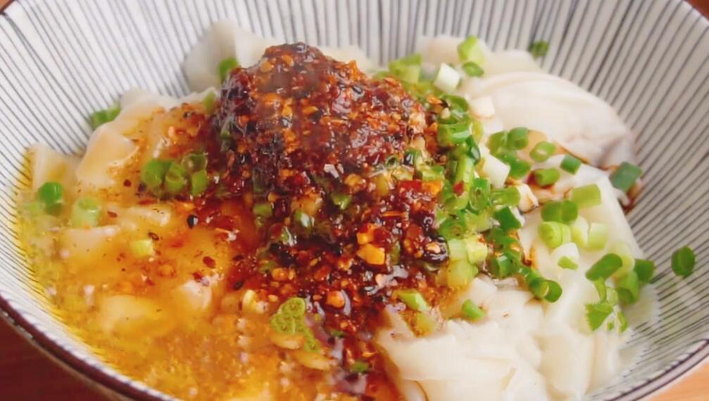 【餃子皮油潑面】做法步驟圖 我家隔天吃一次 特別的解饞-起舞食譜網(wǎng)