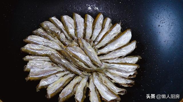 煎小鱼的做法大全视频，如何煎小鱼视频（这种小鱼不用扔）