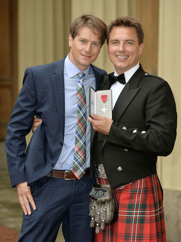 火炬木小组下载，英国最甜情侣是他俩（火炬木小组第一季在线下载）