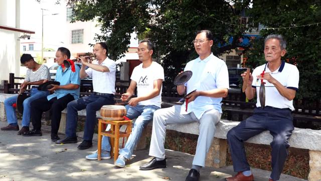 学吹唢呐最快的方法，怎样快速学会吹唢呐（在信丰传了四代人的唢呐）