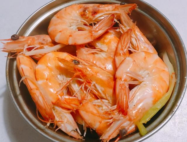 煮虾用热水还是冷水，煮虾用热水还是冷水需要放什么调料（煮虾时，冷水下锅还是开水下锅）