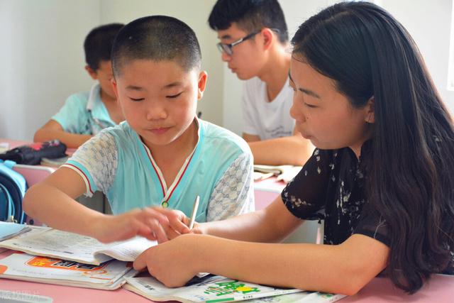 导员就是辅导员吗，辅导员和教导员（大学辅导员和大学老师的区别是什么）