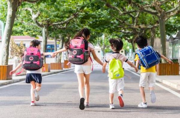 几岁读六年级，6岁读几年级（有关小学生上学年龄这个问题）