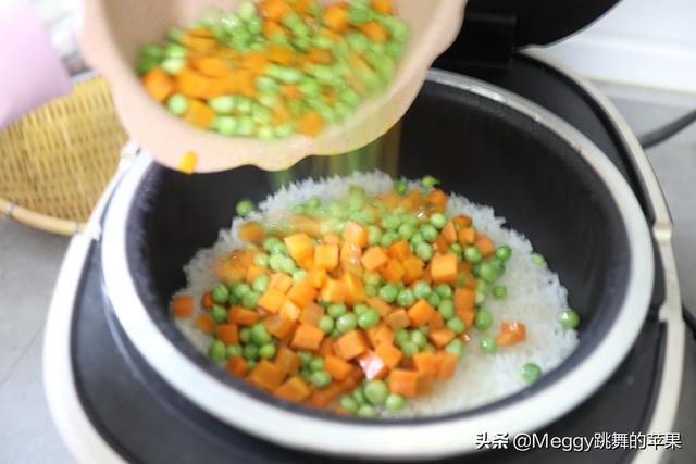 豌豆焖饭制作方法，豌豆焖饭怎么做电饭锅（加2料比白米饭营养翻倍）