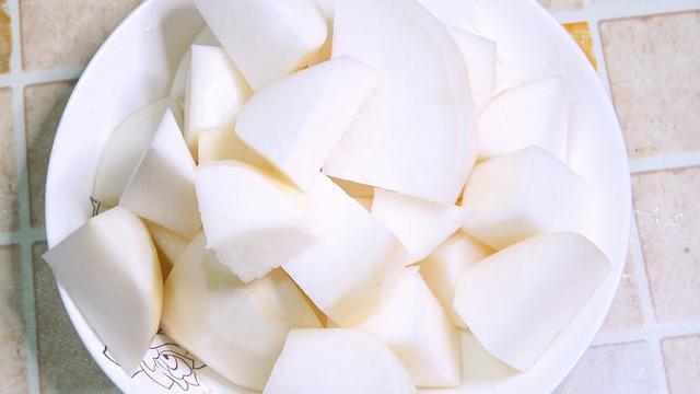 棒骨煮汤做法步骤，棒骨汤的做法与步骤窍门（炖大骨头汤别只知道焯水）