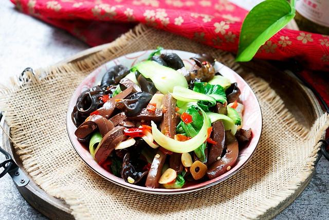 白玉蘑菇炒油菜，白玉菇炒油菜的做法（这菜营养均衡又美味）