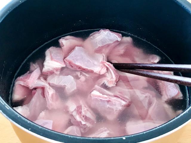 羊骨头炖多长时间，羊骨汤煮多长时间好（学会了年夜饭露一手）