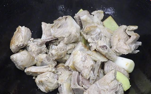 如何煲骨头汤，骨头汤怎么煲好喝窍门（汤汁浓白不油腻）