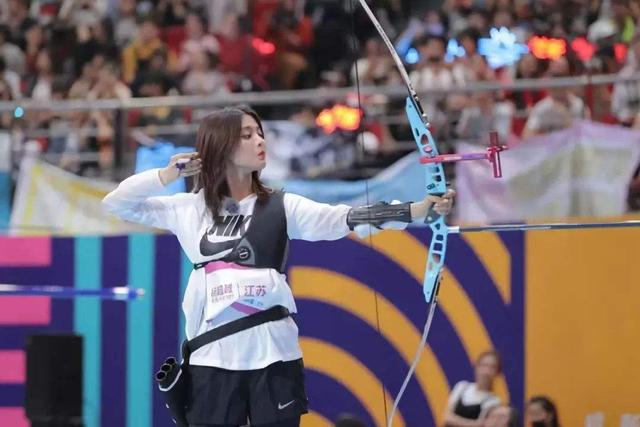 杨超越参加的综艺节目，杨超越和王源的综艺节目叫什么（一年参演24个综艺、3部电视剧和15个杂志写真）