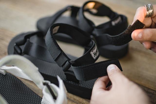 沙滩鞋选购技巧，沙滩鞋怎么搭配（成就自由不羁的活力少年）