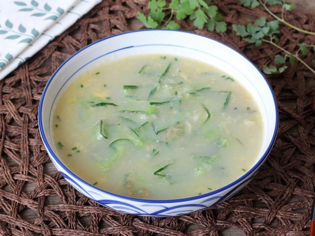 皮蛋黄瓜汤的做法，皮蛋汤怎么做汤才白（第一次喝这汤）