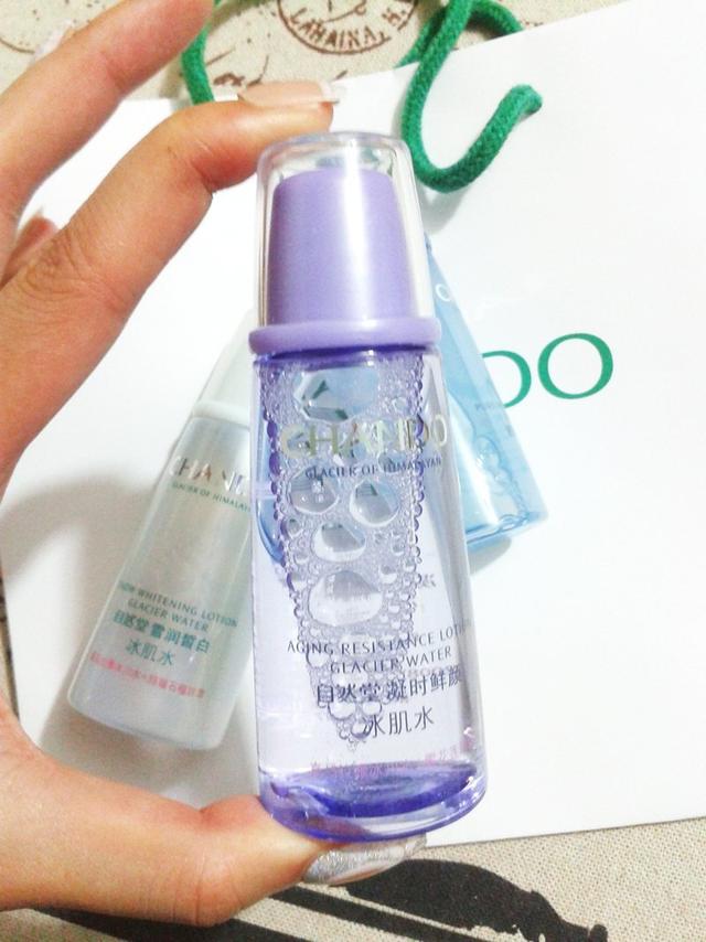 冰肌水和爽肤水一样吗，冰肤水和爽肤水的区别（什么品牌的爽肤水更温和补水）