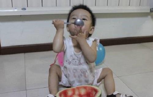 衣服上的西瓜汁怎么洗掉，衣服的西瓜汁如何洗得掉（西瓜汁弄到衣服上）