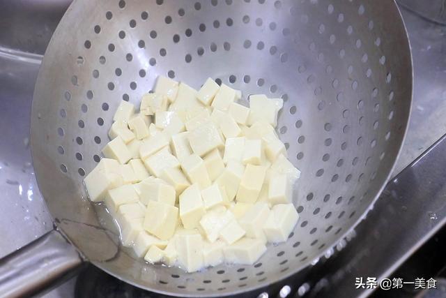 咸鸭蛋怎么做好吃，咸鸭蛋怎么做好吃又简单视频（豆腐和咸鸭蛋烧一盘、营养极高）