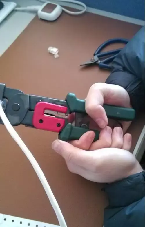 网线水晶头的制作方法和测试，网线水晶头接好后怎么用测试（网线水晶头的制作方法和测试图）