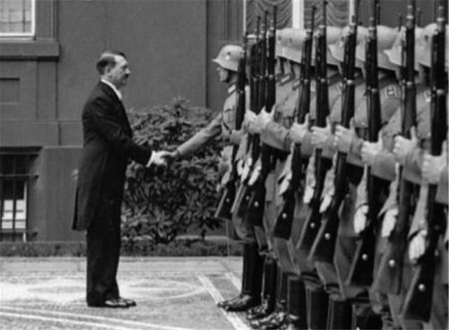 易北河会师，易北河会师纪念日（二战老照片：苏美易北河会师）