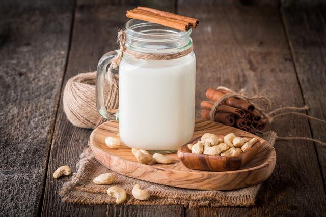 有机牛奶和普通牛奶的区别，有机奶和普通牛奶有什么区别（鲜牛奶、脱脂奶、有机奶、高钙奶、舒化奶）