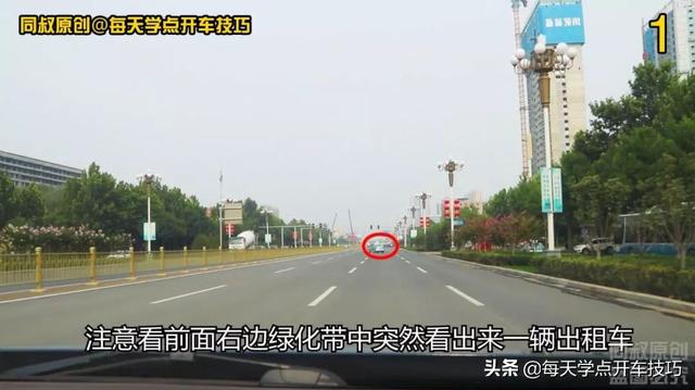 十字路口辅道要看红绿灯吗（辅道进入十字路口）