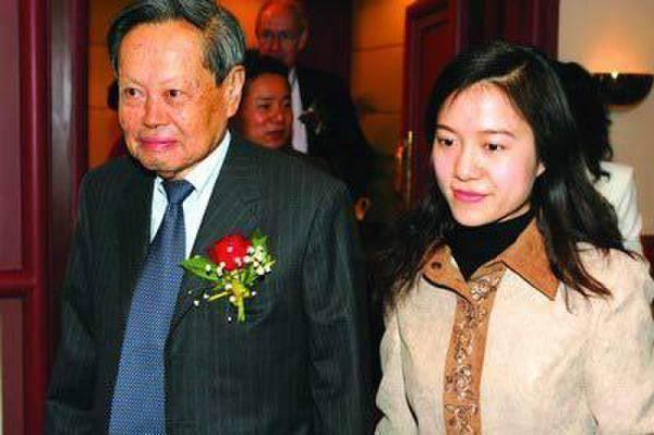 翁帆的现任丈夫是谁，51岁哈文传来喜讯吗（28岁翁帆嫁给了82岁杨振宁）