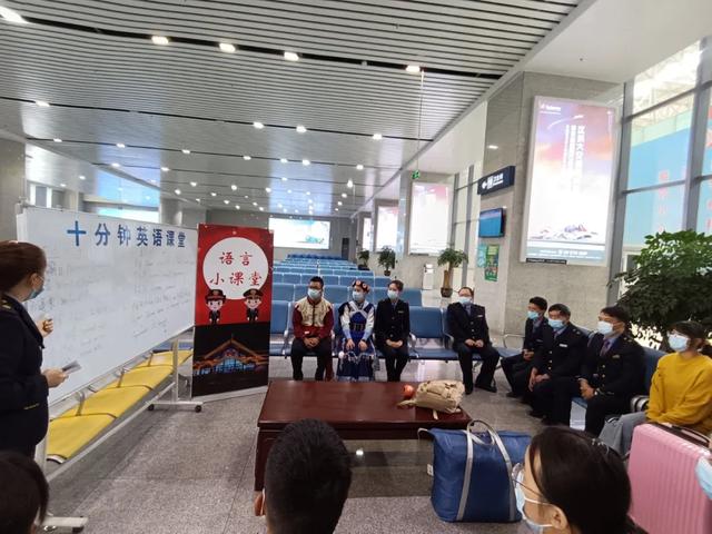 丽江什么族最多，丽江是纳西族和什么族聚居地区（云南丽江火车站“语言教师”提供多式服务）