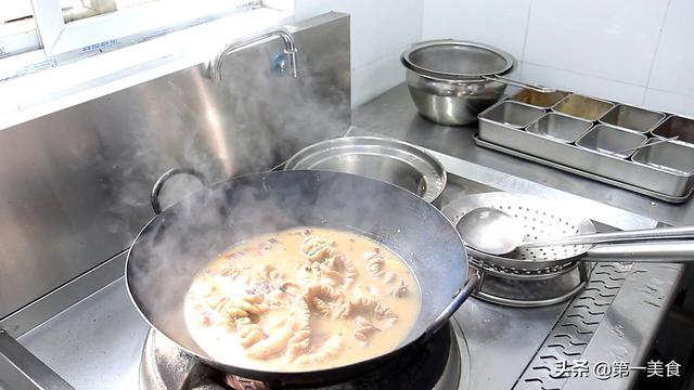 干锅肥肠，干锅肥肠的做法 视频（厨师长教你做“干锅肥肠”）