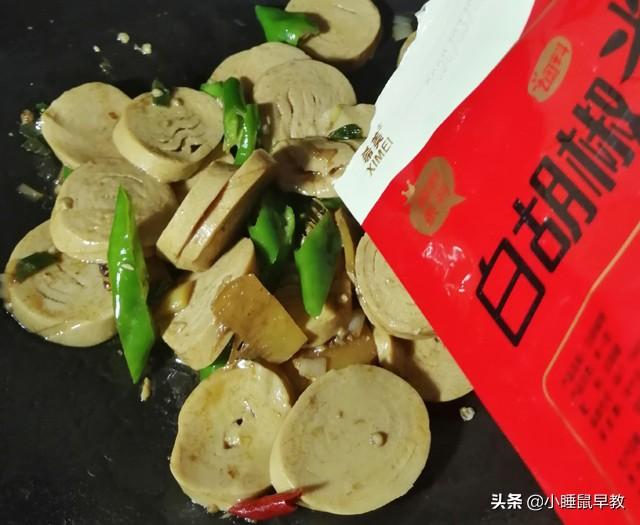 青椒炒素鸡的家常做法，青椒鸡怎么炒好吃家常做法（家常青椒炒素鸡）