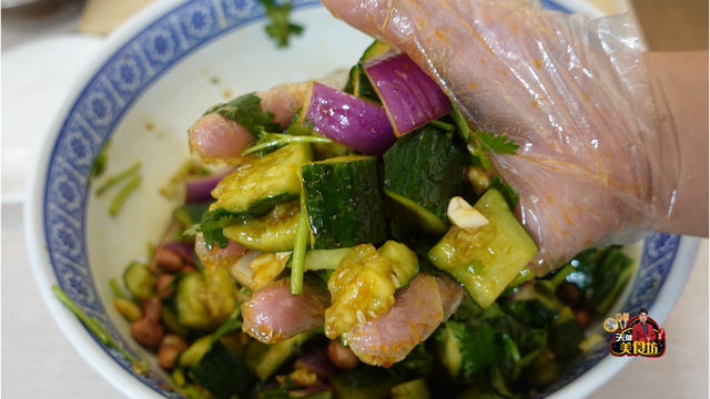 洋葱黄瓜凉拌的做法，凉拌洋葱黄瓜的做法（教你美味的拍黄瓜做法）