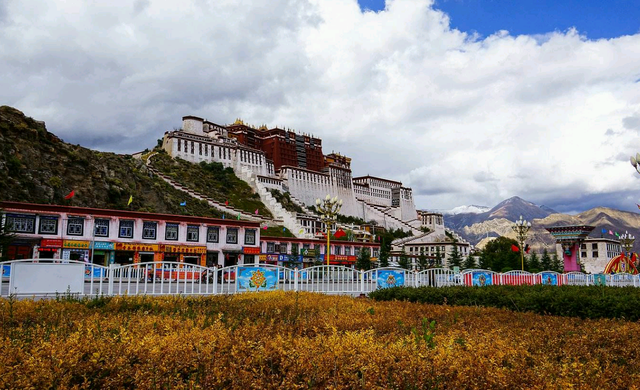 拉萨是什么城，昆明是什么城（精神与物质融合碰撞的城）