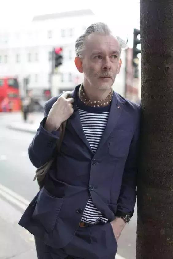 男士丝巾打法，男士方巾丝巾的系法（关于男士丝巾和它的系法）