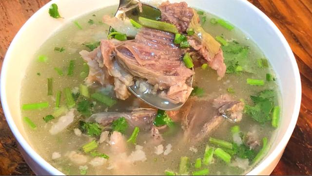 家常炖羊骨头的做法，大厨怎样炖羊骨头汤（千万别直接炖）