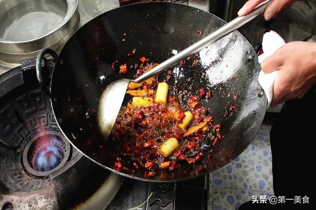 小龙虾怎么做好吃又简单，又简单又好吃的小龙虾做法（虾肉嫩滑麻辣入味）