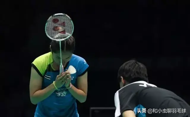 怎么选羽毛球拍，初学者如何选择羽毛球拍（如何选购适合自己的羽毛球拍）