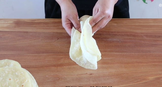 烙春饼怎么和面，馅饼面怎么和面（学会这个和面配方：做出家常饼）