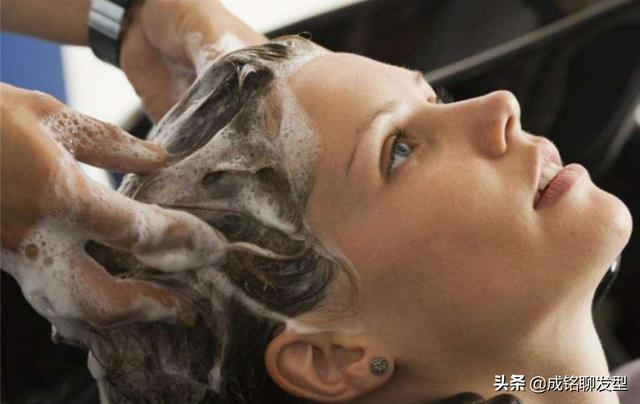 正确洗发护发步骤，护发的正确步骤（学习正确的洗发方法很关键）