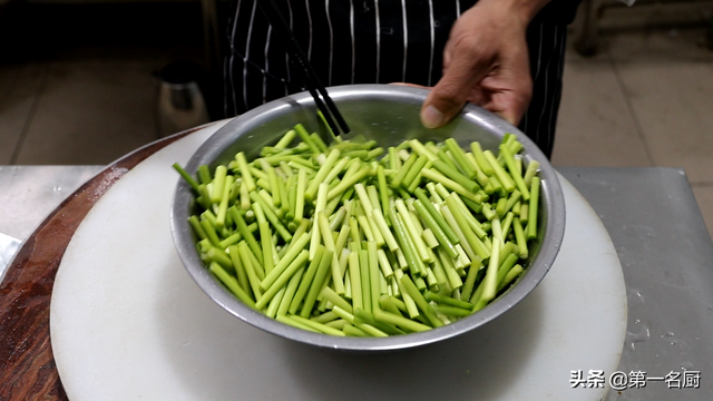 蒜苗怎么腌制才好吃，蒜苗的腌制方法（大厨教你酱汁腌蒜苔的家常做法）