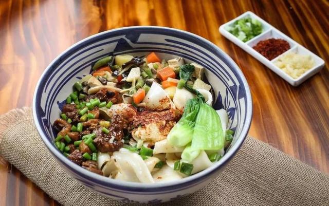 梦见自己吃面条是什么意思，梦见吃面条是什么预兆（作者/一杯清茶）