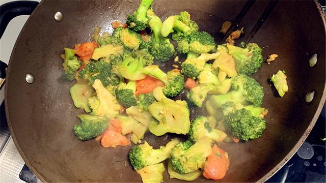 花菜怎么做好吃又简单，花菜怎么做好吃又简单的方法（万万别直接下锅炒）