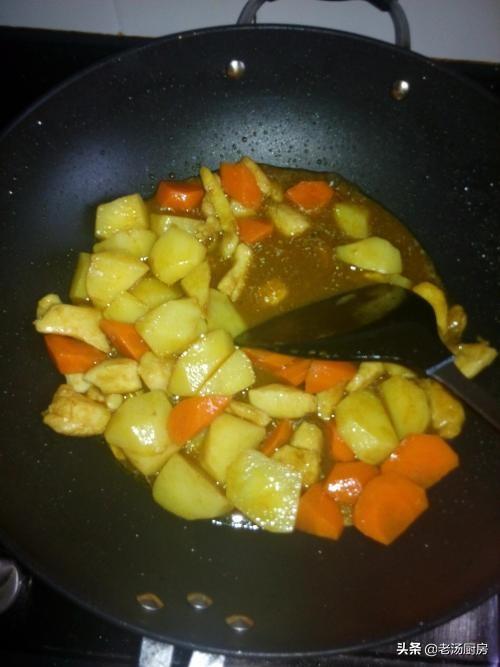 土豆咖哩鸡做法步骤，咖喱土豆鸡怎么做（厨师长分享土豆咖喱鸡教程）