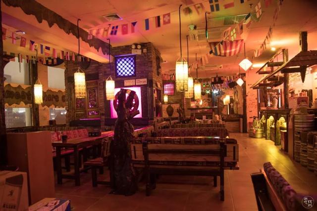 helens红牛桶是什么，helens啤酒桶（最近爆火的“午夜小酒馆”）