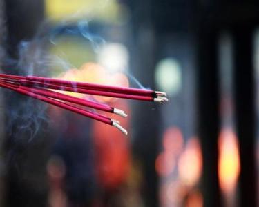 什么时候拜佛烧香最佳，上香磕头的正确方法（烧香拜佛，需要注意这五点）