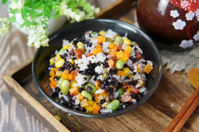 立夏碰蛋的寓意，立夏撞蛋是什么意思（系疰夏绳、斗蛋、称重……立夏的这些习俗）