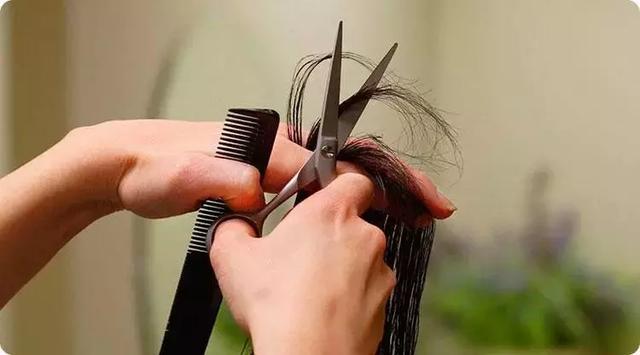 梦见自己剪头发是什么征兆女人，女人梦见剪头发是什么意思（梦你了解多少？解梦准吗）
