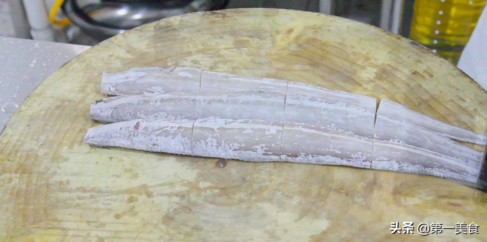 干炸带鱼的做法，大厨教你干炸带鱼的做法（原来第一步就错了）