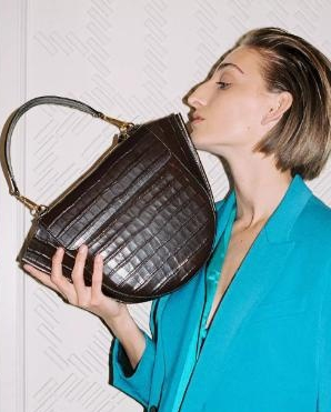 elle包包是什么档次，elle包包属于什么档次（初春必买的几款包包）