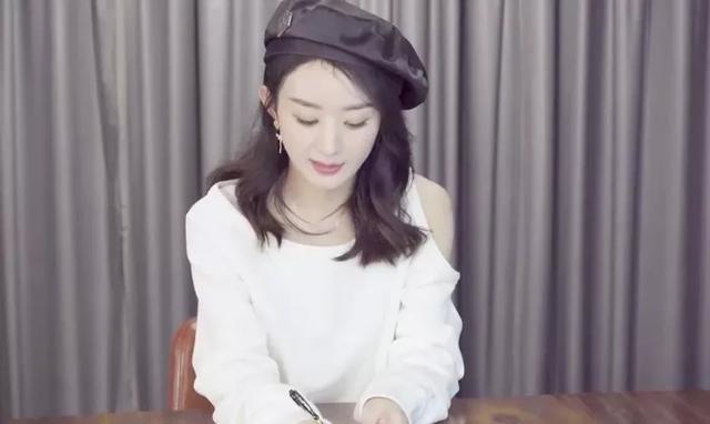 黑色帽子搭配，黑色帽子搭配浅色衣服（吴谨言的效果，差异不是一般大）